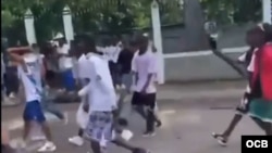 Familias cubanas enfrentan el impacto de la violencia en el país.