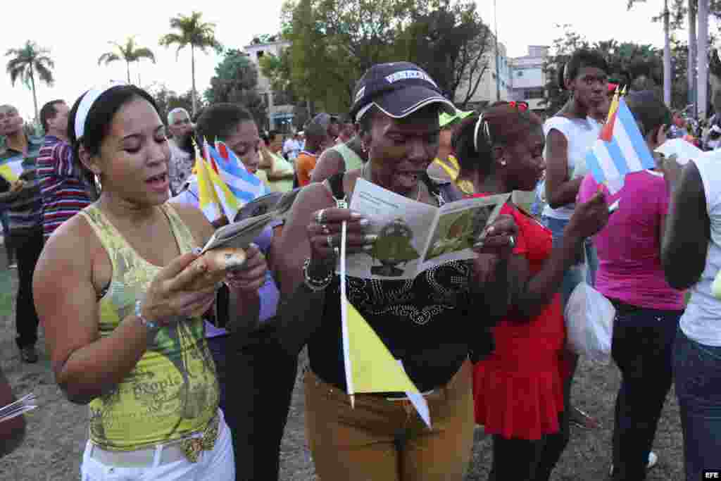Miles asisten a la misa que ofreció Benedicto XVI en la Plaza de la Revolución Antonio Maceo, el lunes 26 de marzo de 2012, en de Santiago de Cuba.