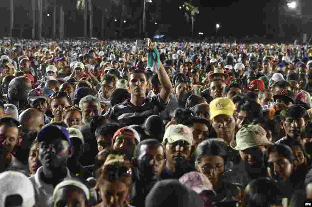 Miles asisten a la misa que ofreció Benedicto XVI en la Plaza de la Revolución Antonio Maceo, el lunes 26 de marzo de 2012, en de Santiago de Cuba.