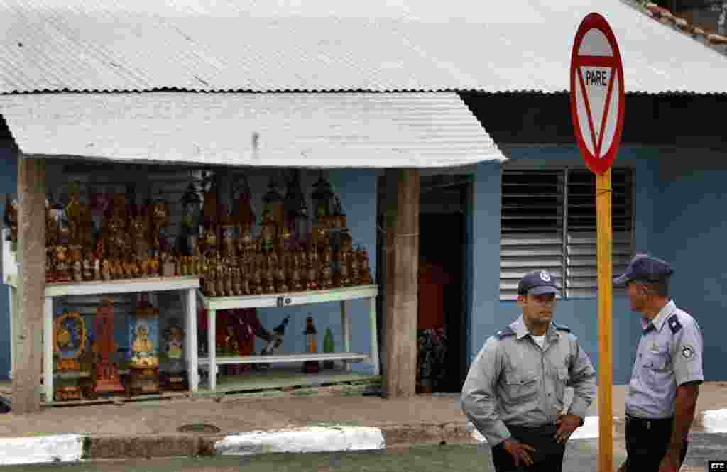 Dos policías vigilan el sábado 24 de marzo de 2012 en el poblado El Cobre, Santiago de Cuba, donde se encuentra el santuario de la Virgen de la Caridad