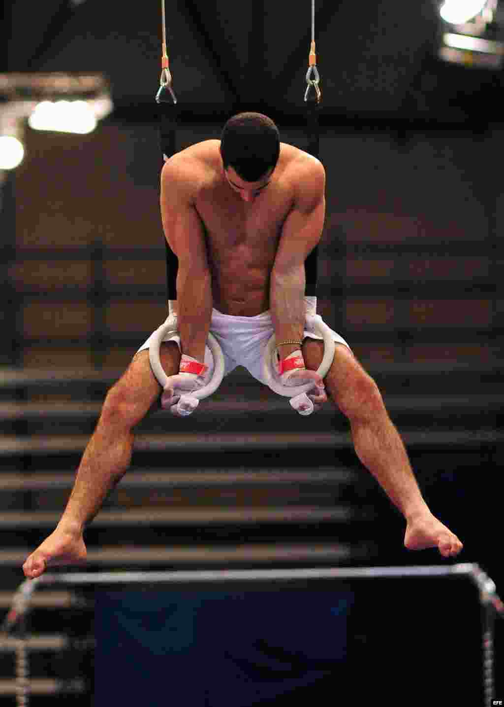 El gimnasta cubano-americano Danell Leyva en una práctica de cara al abierto mexicano de gimnasia, el jueves 8 de diciembre de 2011, en Acapulco, México