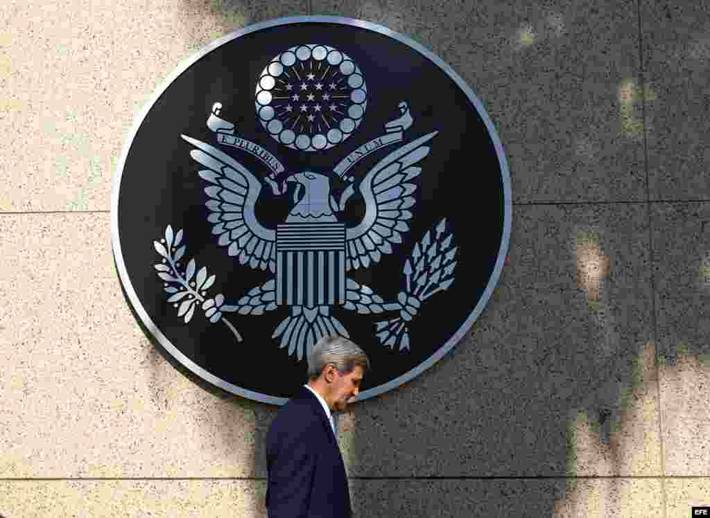 El secretario estadounidense de Estado, John Kerry, asiste hoy, viernes 14 de agosto de 2015, a la ceremonia de izado de la bandera estadounidense en la embajada de ese país en La Habana (Cuba).
