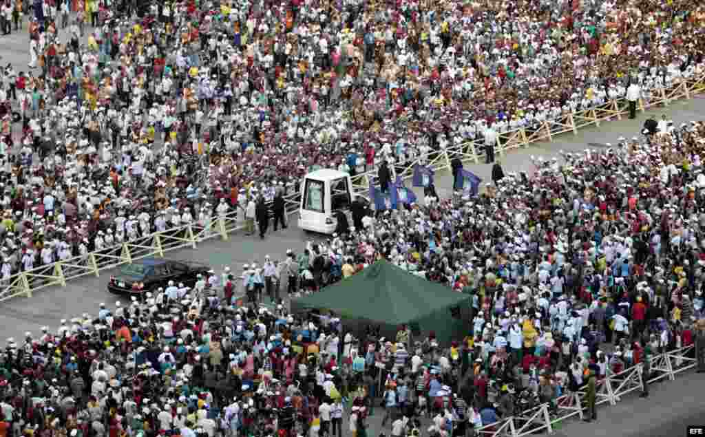 Miles reciben al Papa en su llegada a la Plaza de la Revolución Antonio Maceo, el lunes 26 de marzo de 2012, en de Santiago de Cuba.