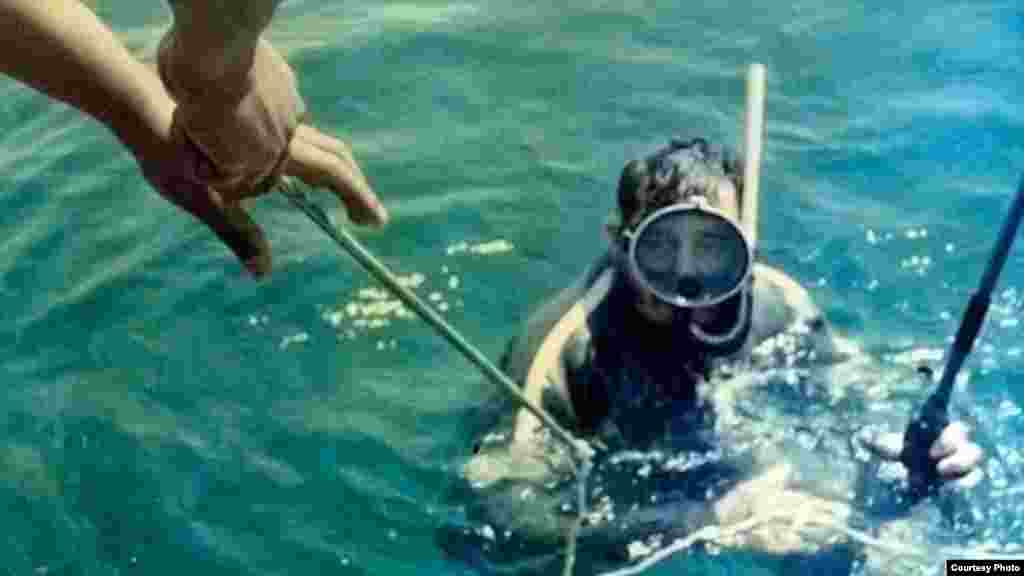 Fidel Castro practicando caza submarina. (Luis Domínguez)