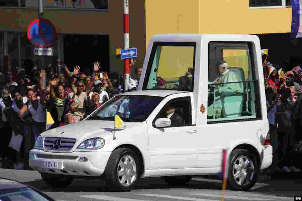 Miles reciben a Benedicto XVI en su llegada a la Plaza de la Revolución Antonio Maceo, el lunes 26 de marzo de 2012, en de Santiago de Cuba.
