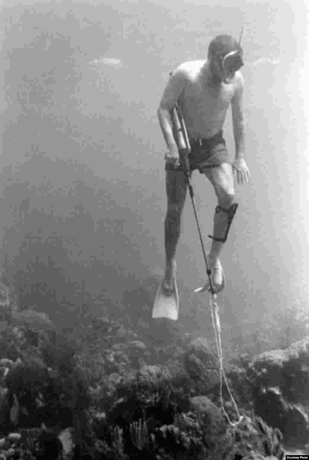 Fidel Castro practicando caza submarina. Según su guardaespaldas Juan R. Sánchez, él le llevaba la escopeta.(Luis Domínguez)