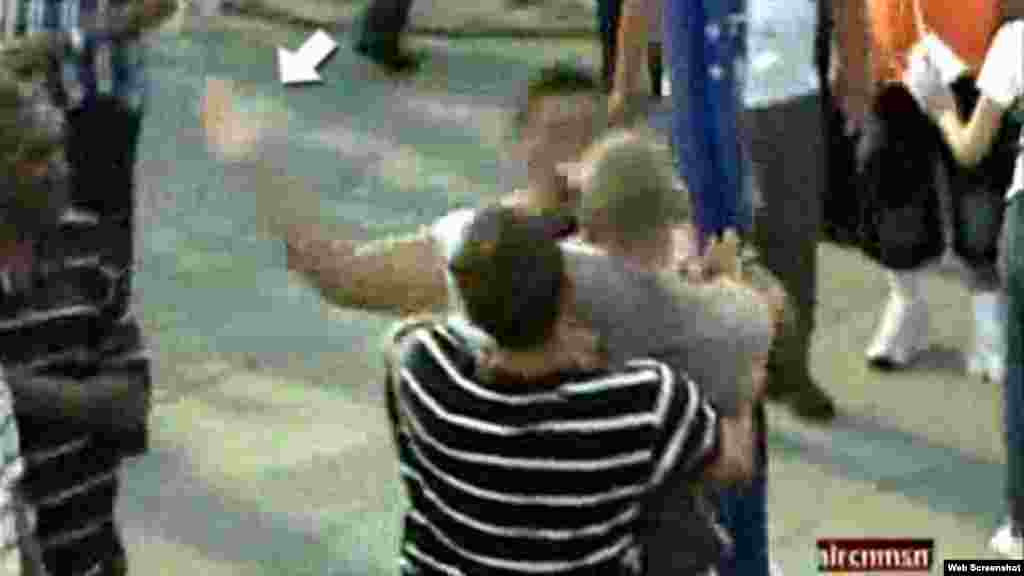 Trabajador de la Cruz Roja golpea en la cara a opositor/ foto cortesía de video RCN TV