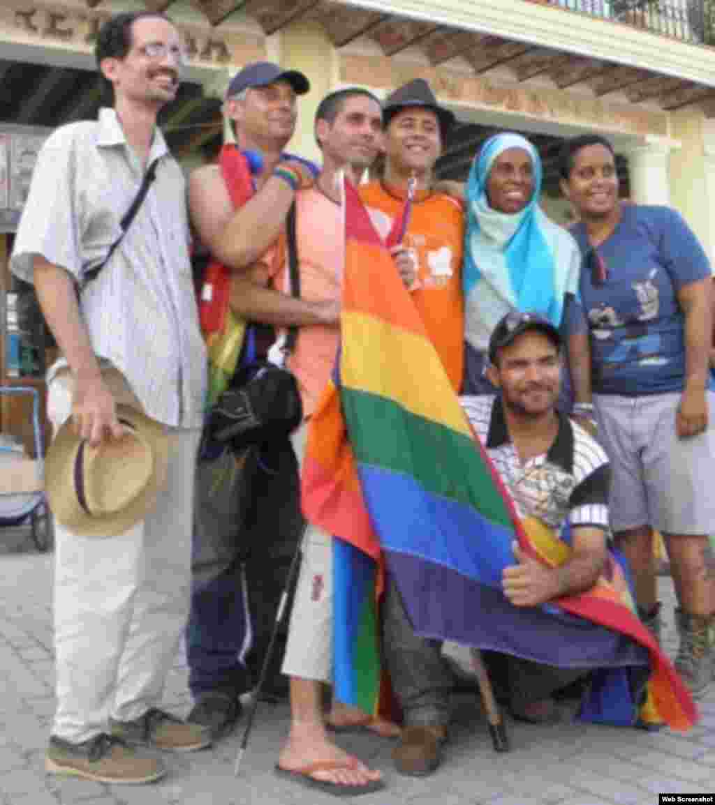 Los activistas de ARCOIRIS leyeron la carta dirigida a Esteban Lazo en La Plaza Vieja.