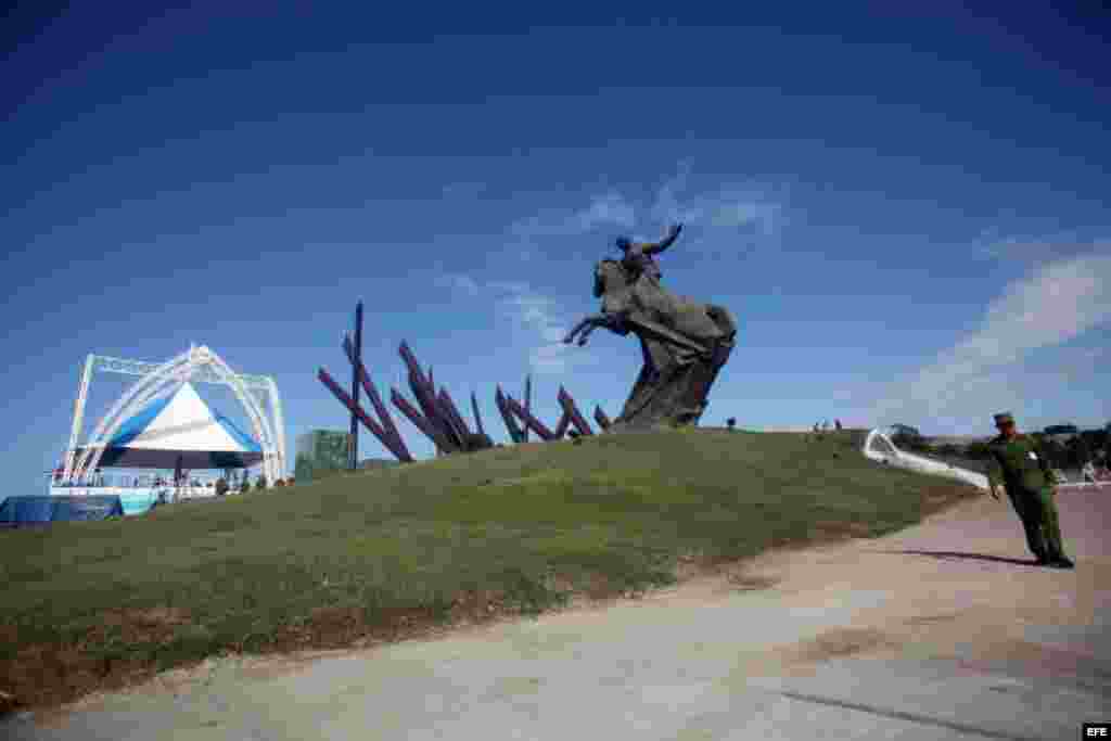 Militar vigila los alrededores de la Plaza de la Revolución Antonio Maceo en Santiago de Cuba el sábado 24 de marzo de 2012