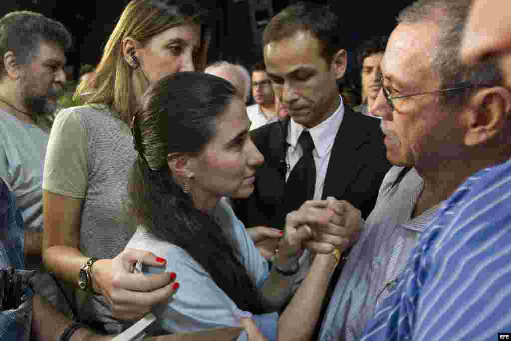 La disidente cubana Yoani Sánchez es saludada por un grupo de invitados tras un debate sobre libertad de expresión en la sede del periódico O Estado de S. Paulo hoy jueves, 21 de febrero de 2013, en la ciudad de Sao Paulo (Brasil).