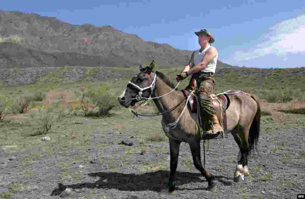 El presidente ruso Vladimir Putin paseando a caballo en la República de Tuva.