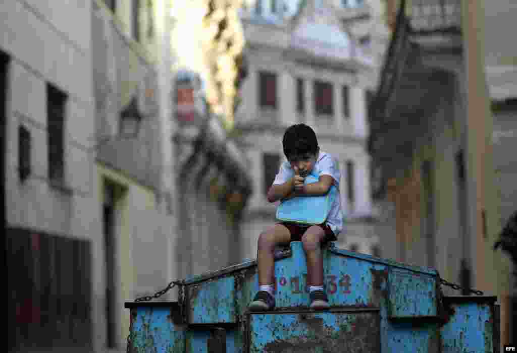 Un niño saluda hoy, sábado 15 de noviembre de 2014, en una calle de La Habana (Cuba).