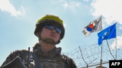 Un soldado surcoreano custodia el lugar donde se realizan trabajos de limpieza de minas en Cheorwon, al sur de la Zona Desmilitarizada que divide a las dos Coreas.
