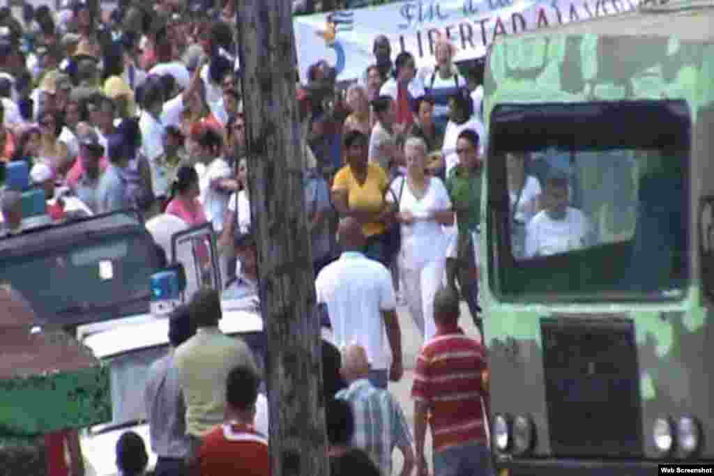 Arrestos de Damas de Blanco María Teresa Castellanos (delante) y Asunción Carrillo (detrás).