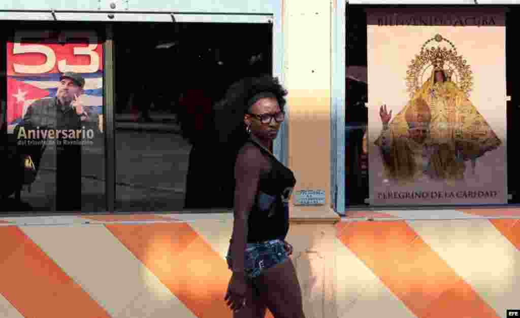 Fotografía de un cartel de bienvenida al papa Benedicto XVI hoy, lunes 19 de marzo, en La Habana (Cuba).