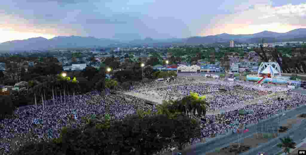 Miles asisten a la misa que ofreció Benedicto XVI en la Plaza de la Revolución Antonio Maceo, el lunes 26 de marzo de 2012, en de Santiago de Cuba.