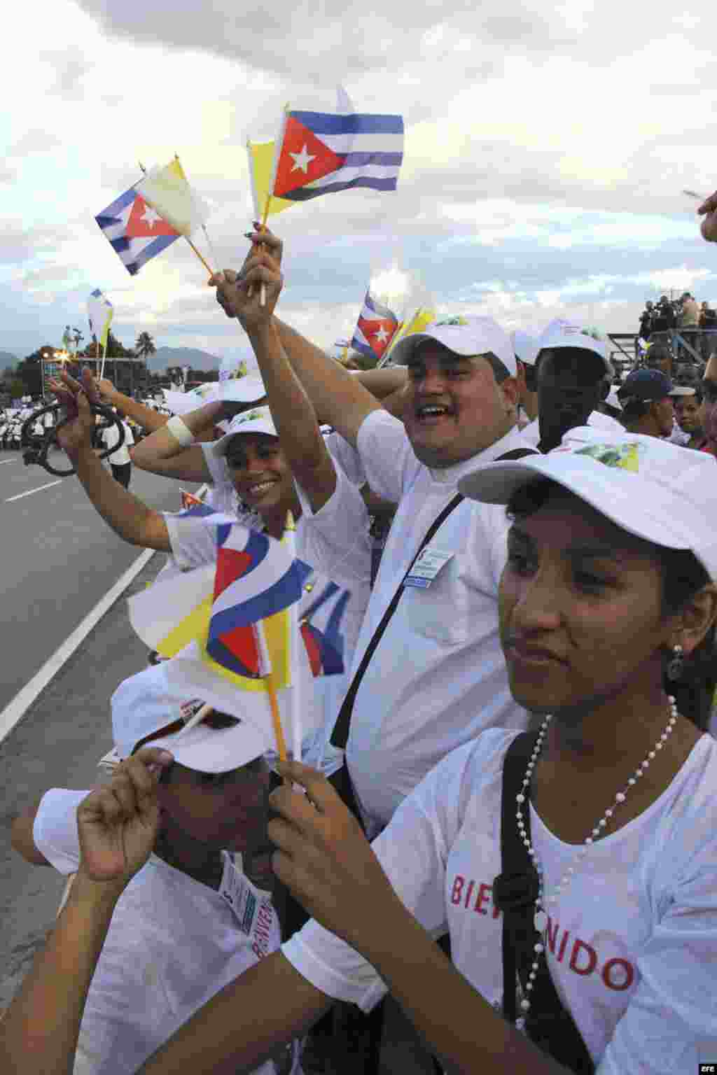 Miles reciben al papa Benedicto XVI en su llegada a la Plaza de la Revolución Antonio Maceo, el lunes 26 de marzo de 2012, en de Santiago de Cuba.