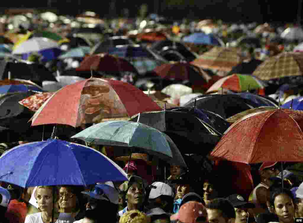 Miles asisten a la misa que ofreció Benedicto XVI en la Plaza de la Revolución Antonio Maceo, el lunes 26 de marzo de 2012, en de Santiago de Cuba.
